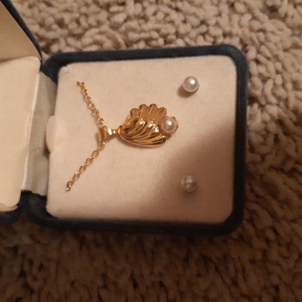 Gold Oyster & Pearl Earring and Necklace Set